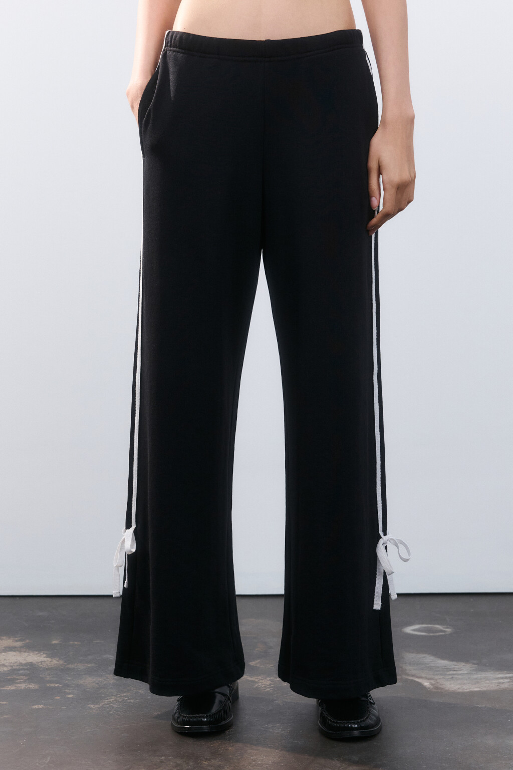 Брюки широкие с лампасами и бантиками - цвет черный - 2