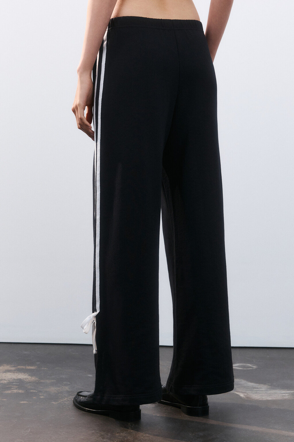 Брюки широкие с лампасами и бантиками - цвет черный - 3