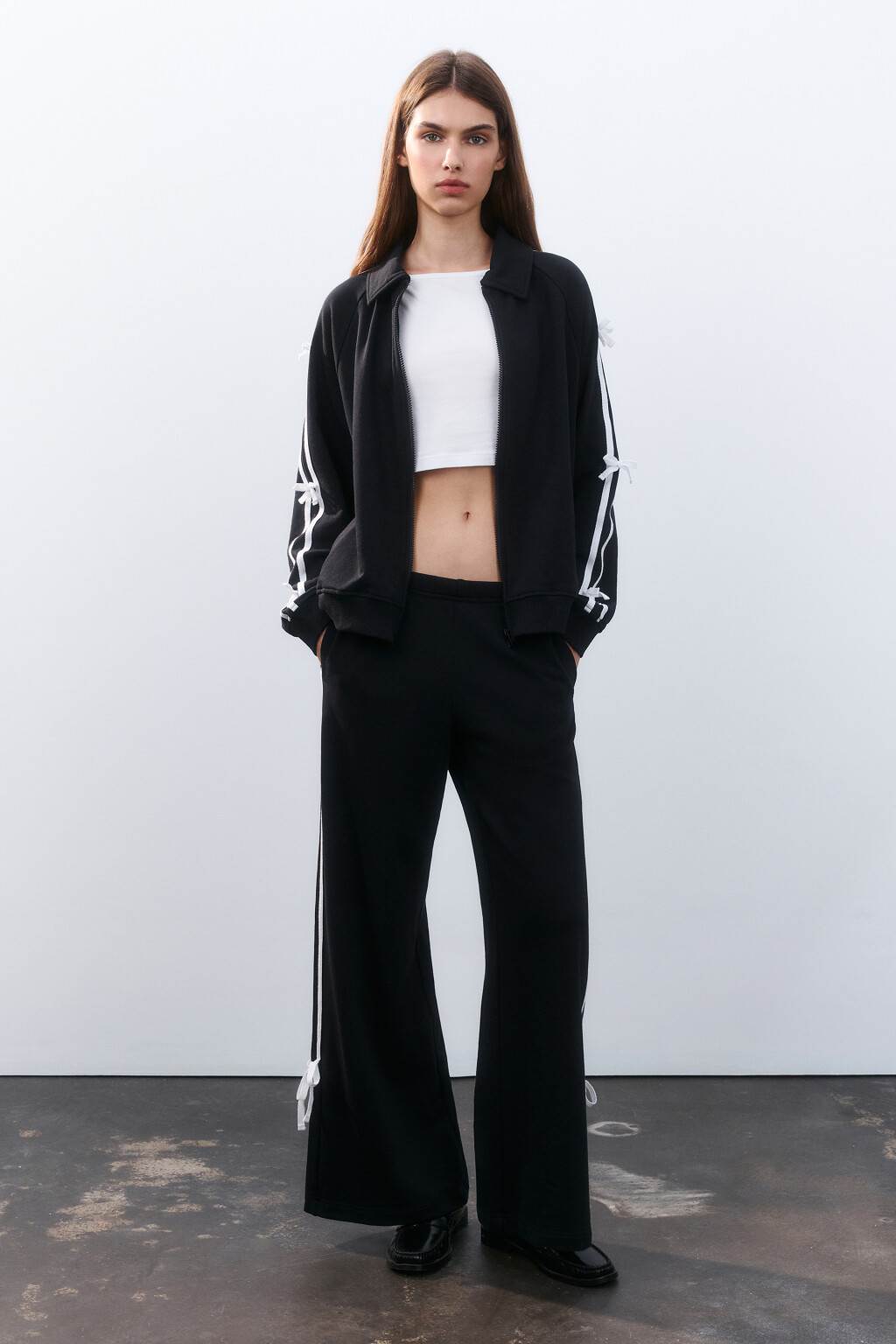 Брюки широкие с лампасами и бантиками - цвет черный - 4