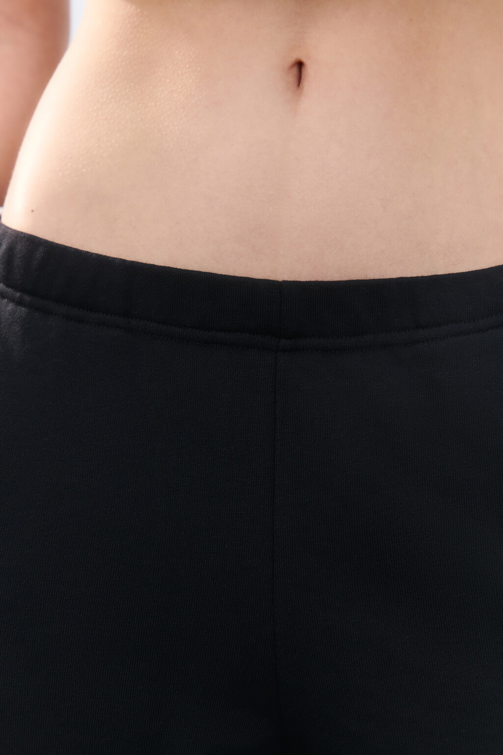 Брюки широкие с лампасами и бантиками - цвет черный - 5