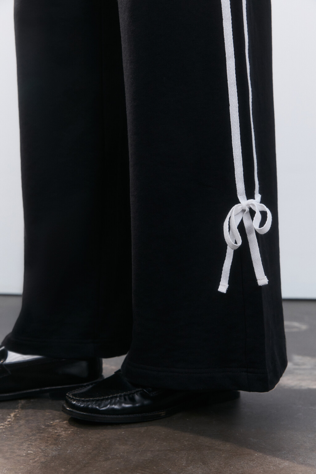 Брюки широкие с лампасами и бантиками - цвет черный - 6