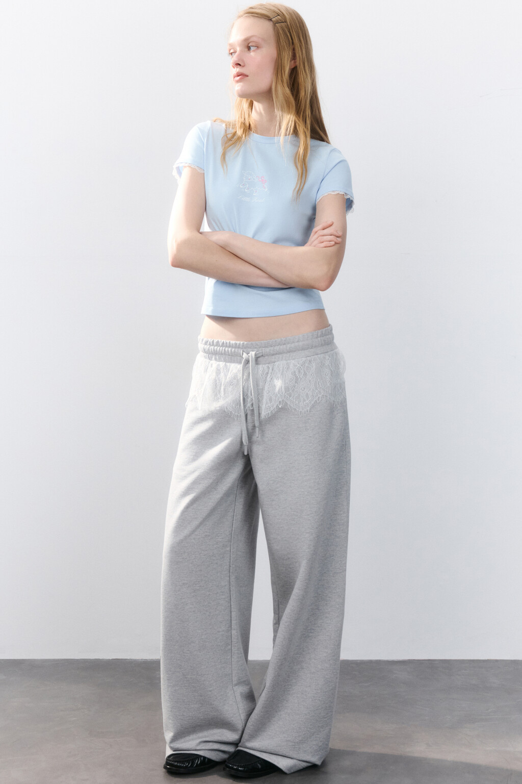Брюки трикотажные с кружевной баской - цвет серый - 1