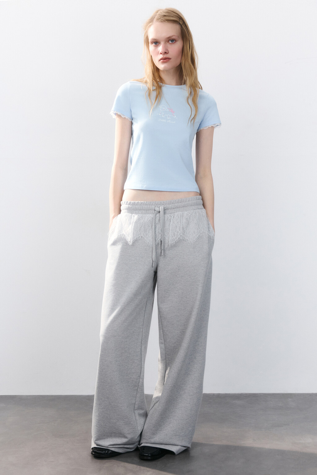 Брюки трикотажные с кружевной баской - цвет серый - 2