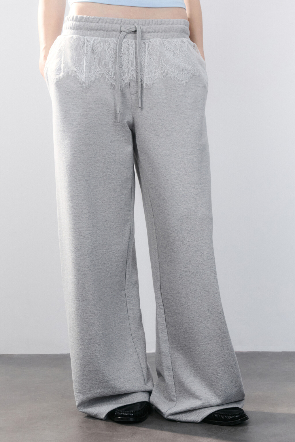 Брюки трикотажные с кружевной баской - цвет серый - 3
