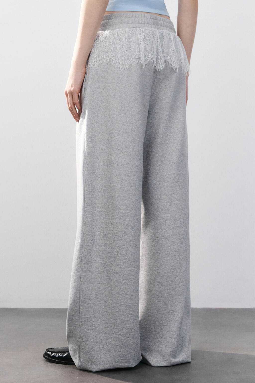 Брюки трикотажные с кружевной баской - цвет серый - 4