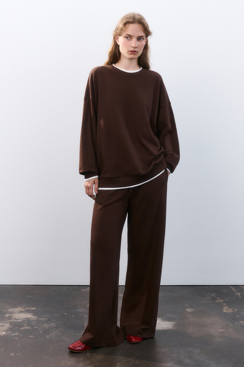Брюки широкие трикотажные из футера - цвет коричневый - 4