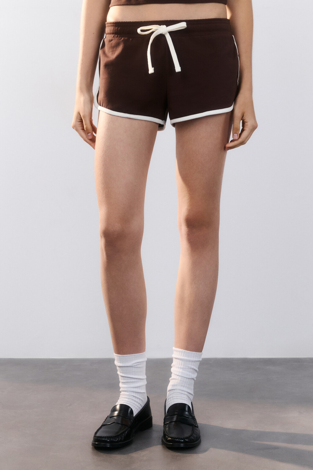 Шорты мини из хлопкового трикотажа - цвет коричневый - 2