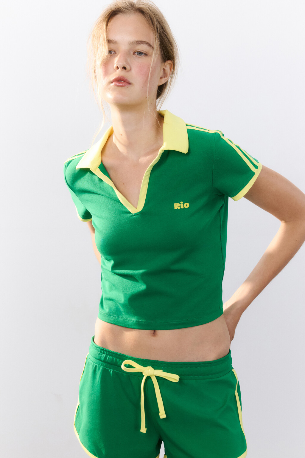 Футболка-поло с лампасами и надписью - цвет зеленый - 1