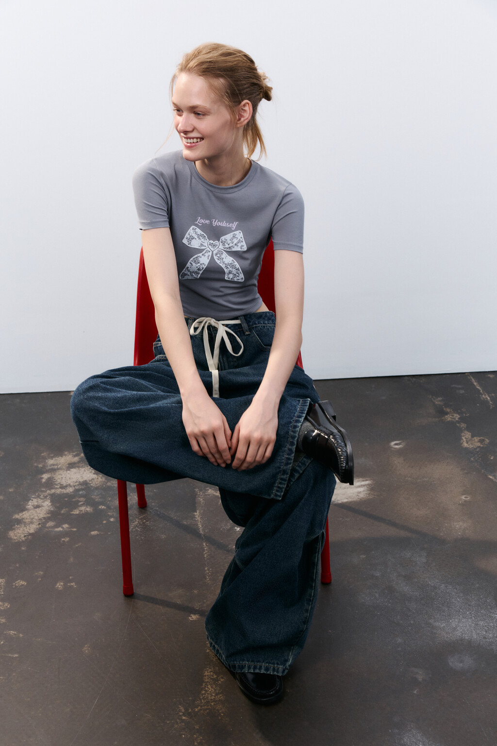 Футболка укороченная с принтом - цвет серый - 2