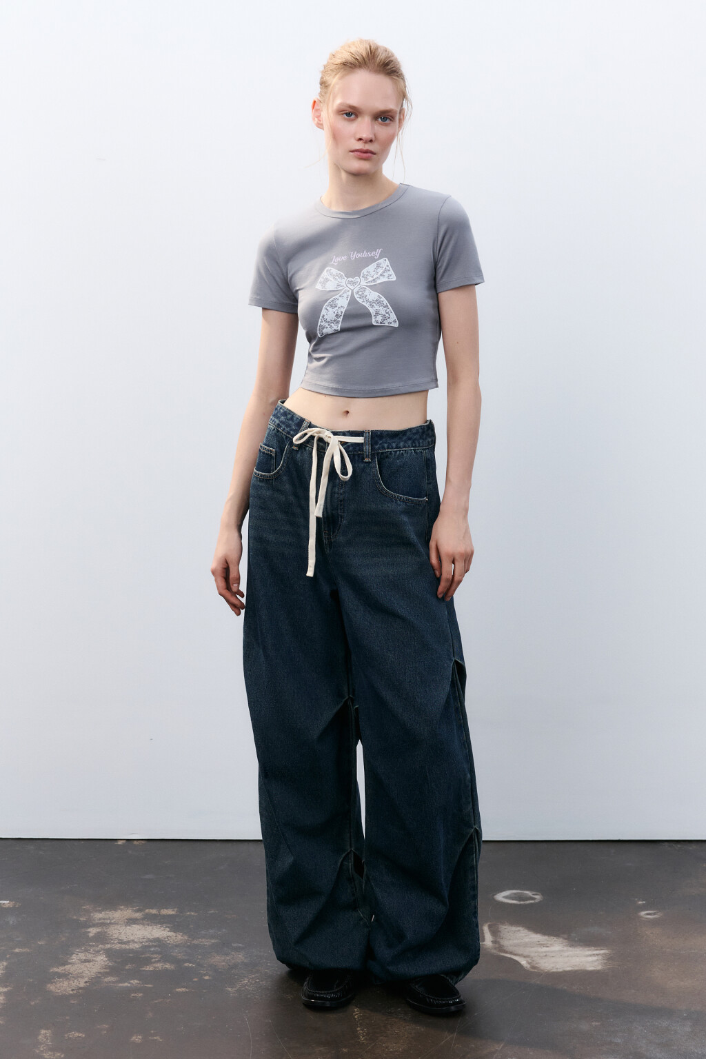 Футболка укороченная с принтом - цвет серый - 5