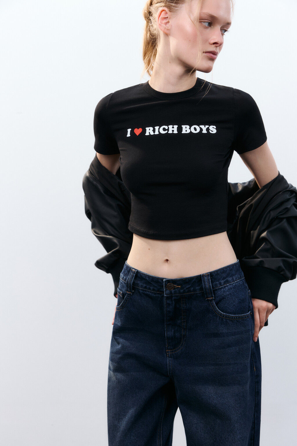 Футболка укороченная с принтом - цвет черный - 1