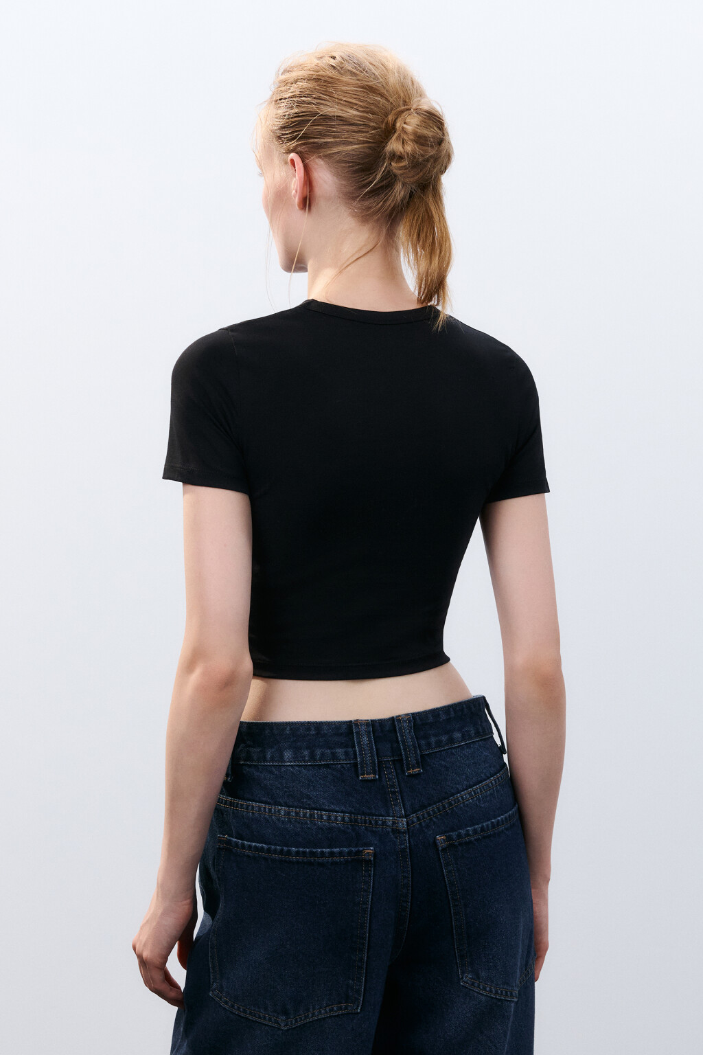 Футболка укороченная с принтом - цвет черный - 3