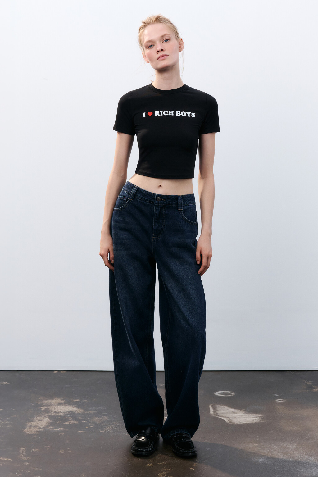 Футболка укороченная с принтом - цвет черный - 4