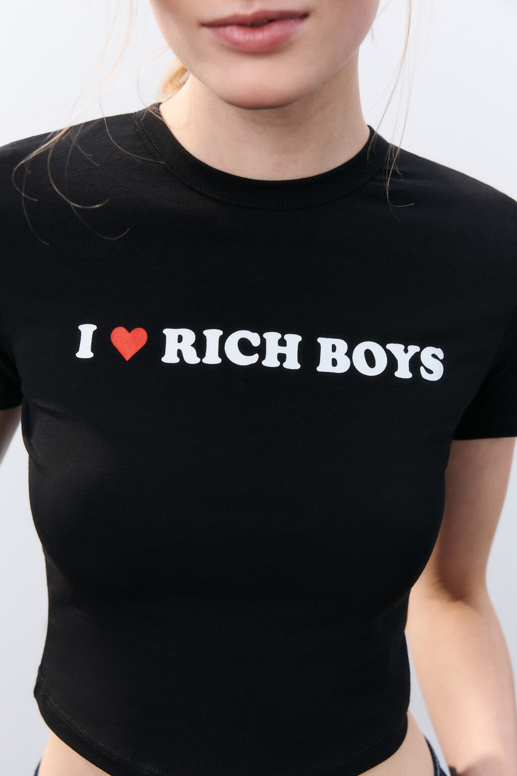 Футболка укороченная с принтом - цвет черный - 5