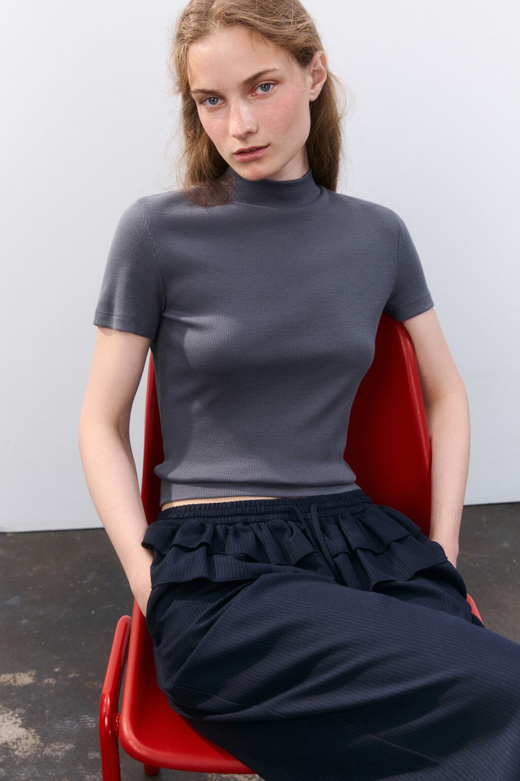 Топ-футболка с воротником-стойкой - цвет серый - 1