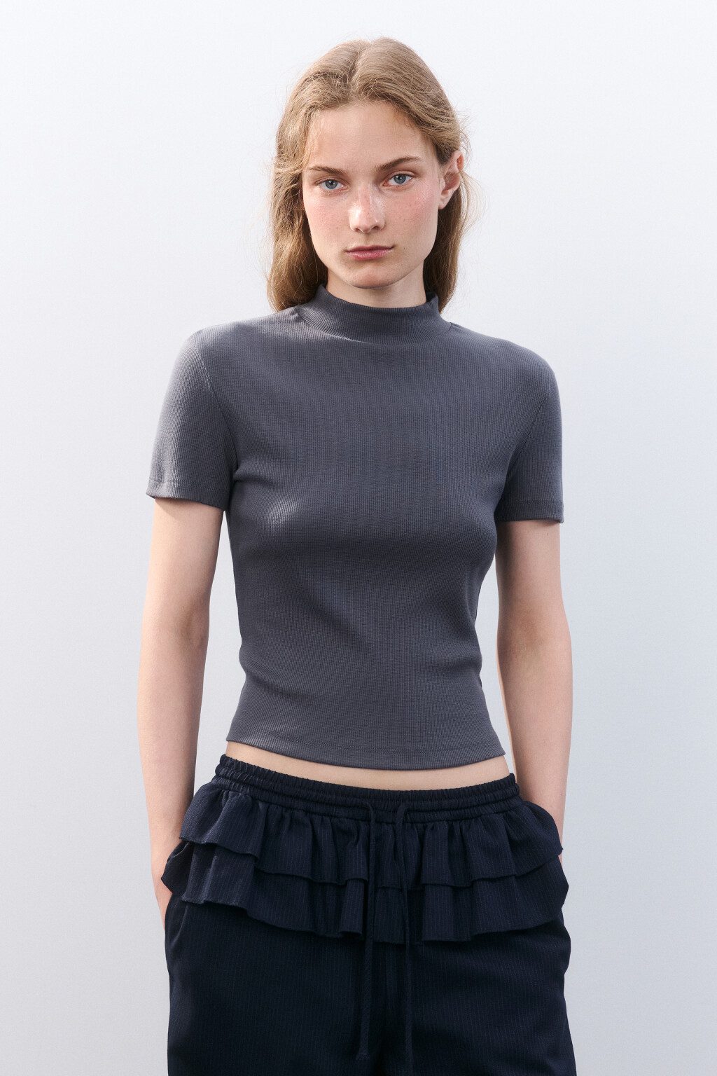 Топ-футболка с воротником-стойкой - цвет серый - 2