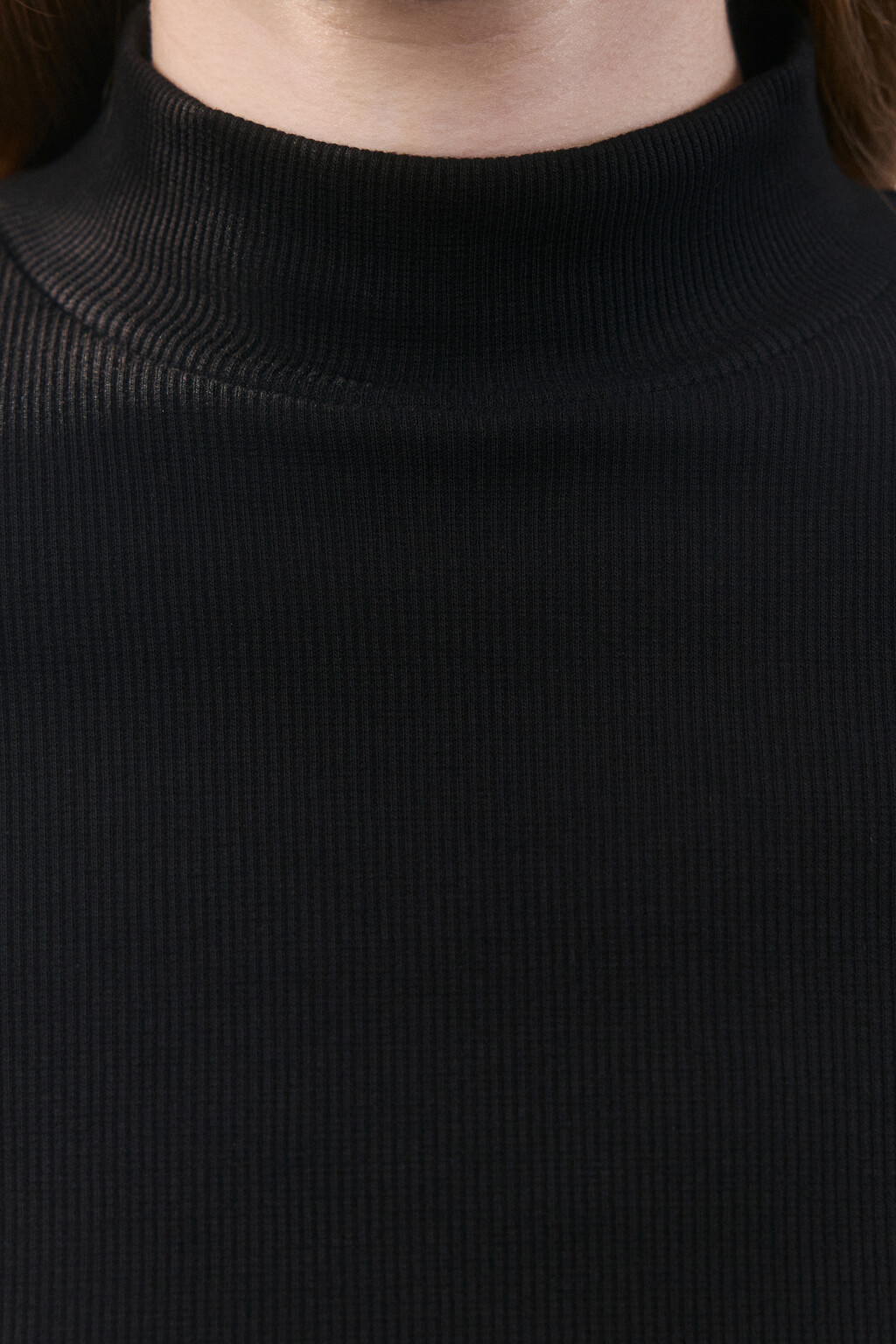 Топ-футболка с воротником-стойкой - цвет черный - 5