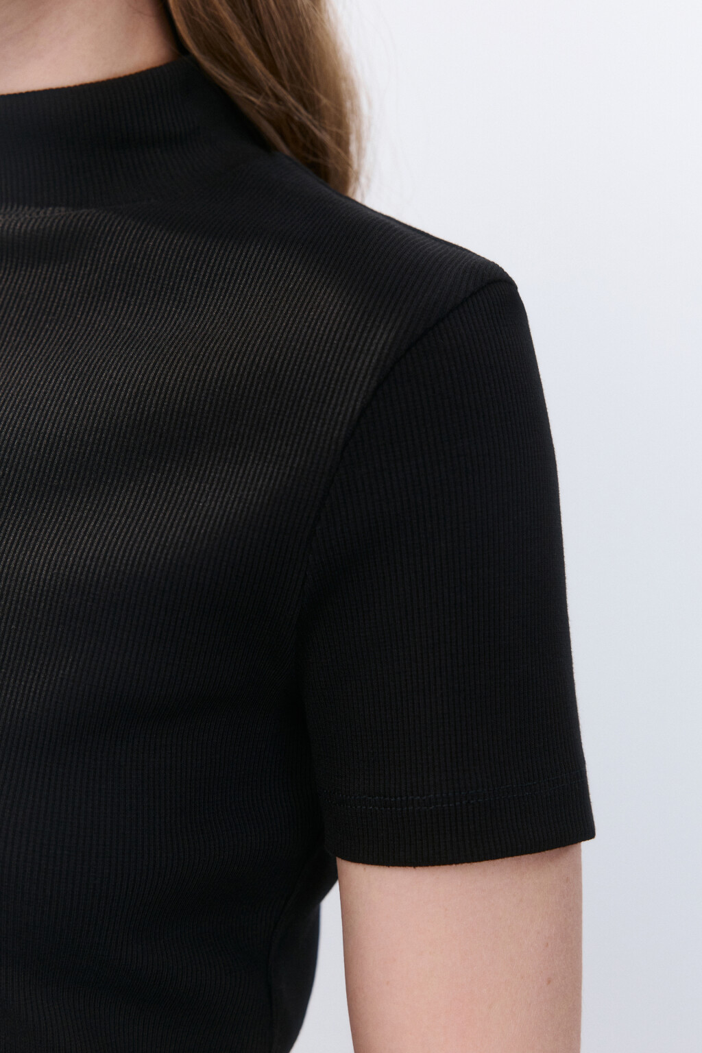 Топ-футболка с воротником-стойкой - цвет черный - 6