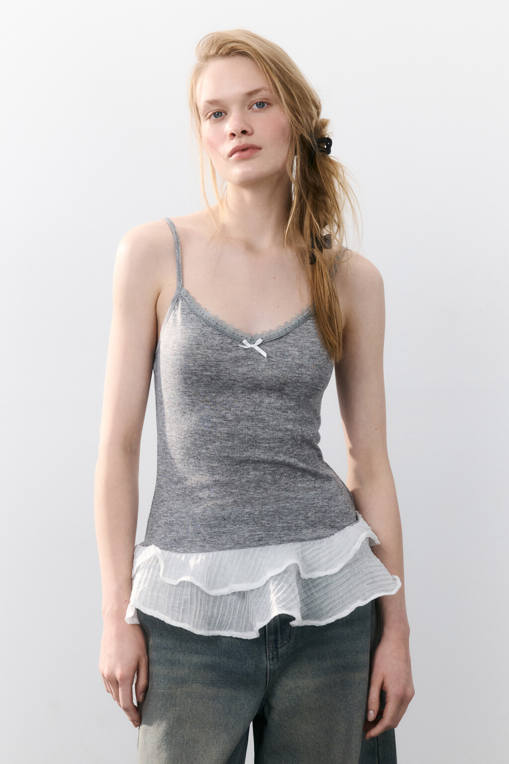 Майка с кружевом и оборками - цвет серый - 2
