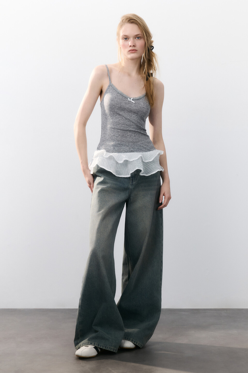 Майка с кружевом и оборками - цвет серый - 4