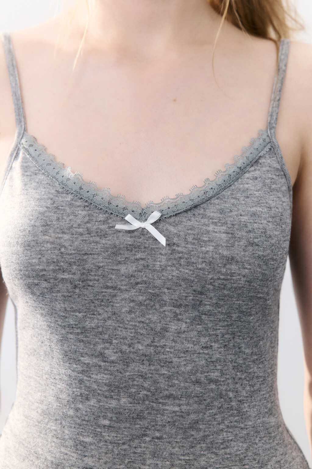Майка с кружевом и оборками - цвет серый - 5