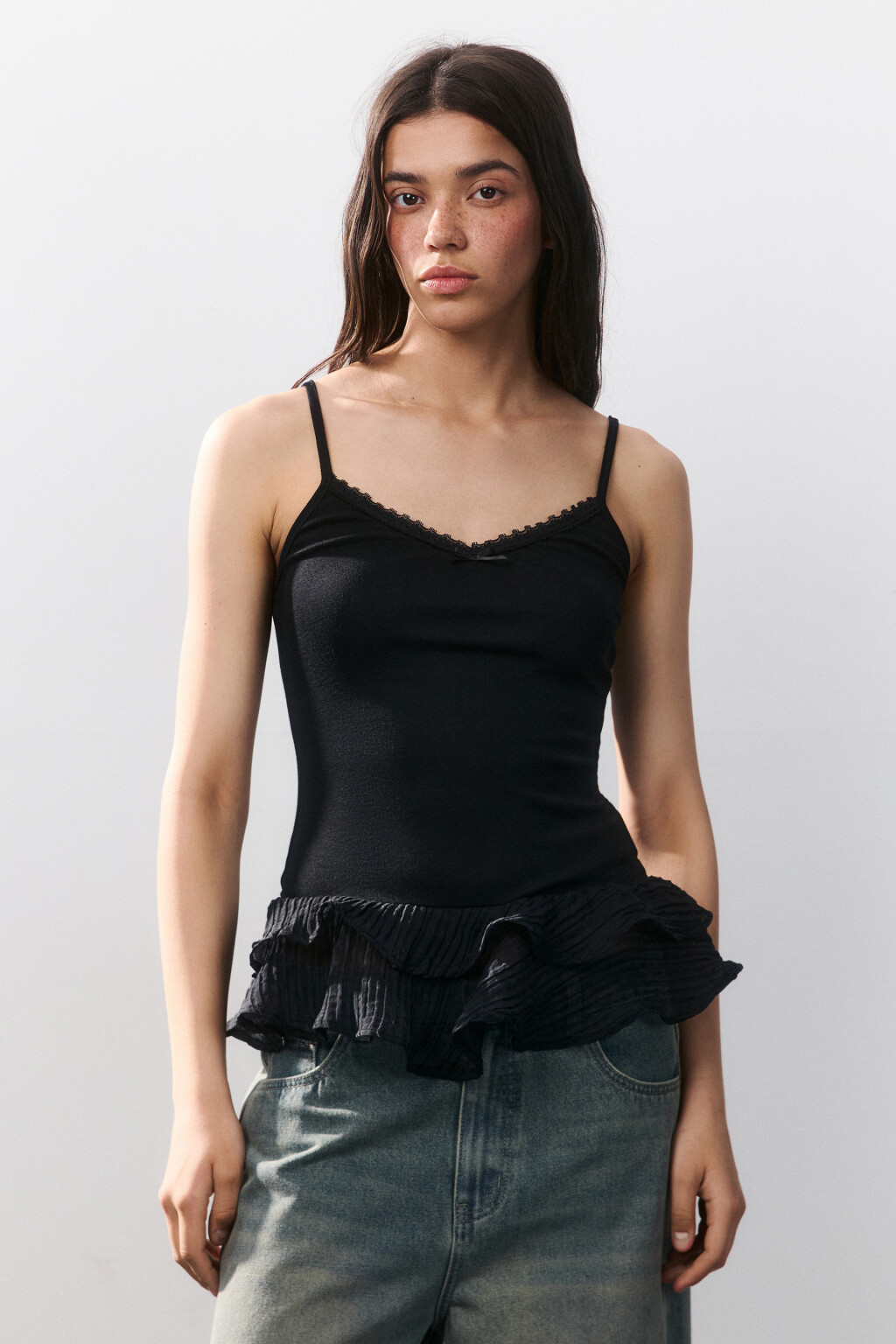 Майка с кружевом и оборками - цвет черный - 2