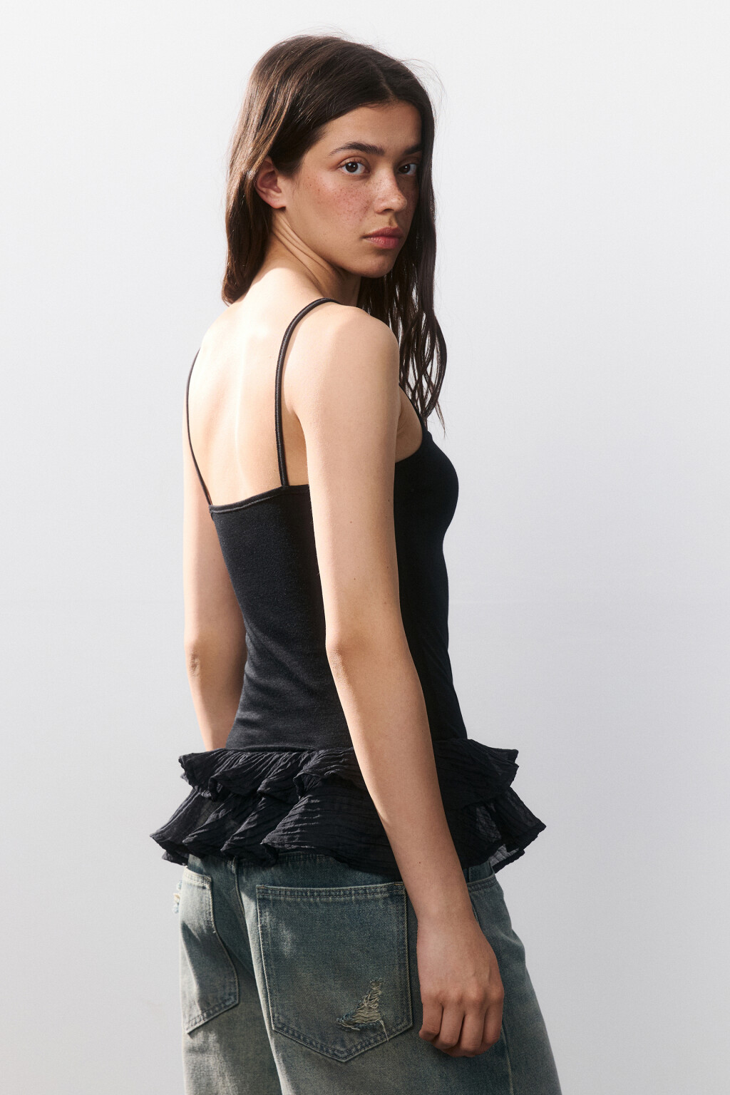 Майка с кружевом и оборками - цвет черный - 3