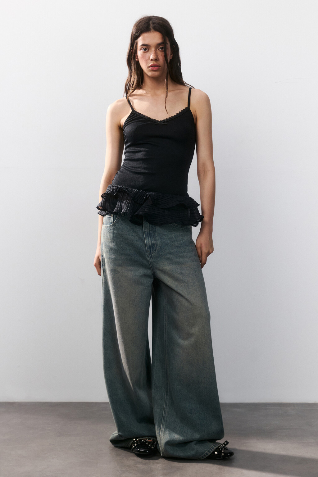 Майка с кружевом и оборками - цвет черный - 4