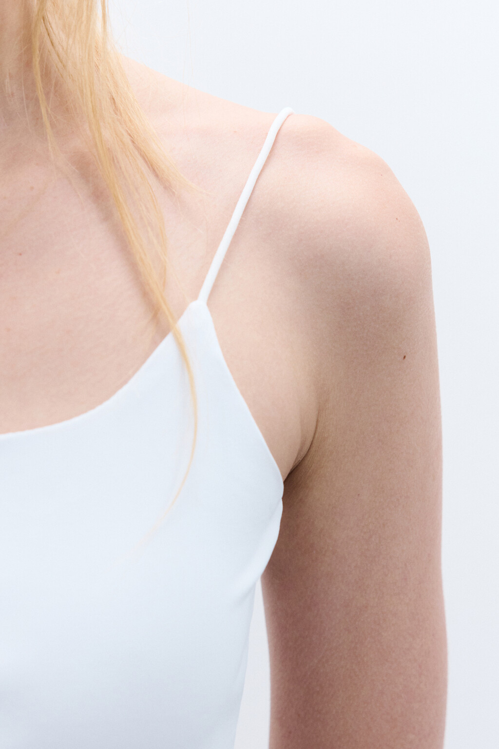 Топ-майка на тонких бретелях - цвет белый - 5