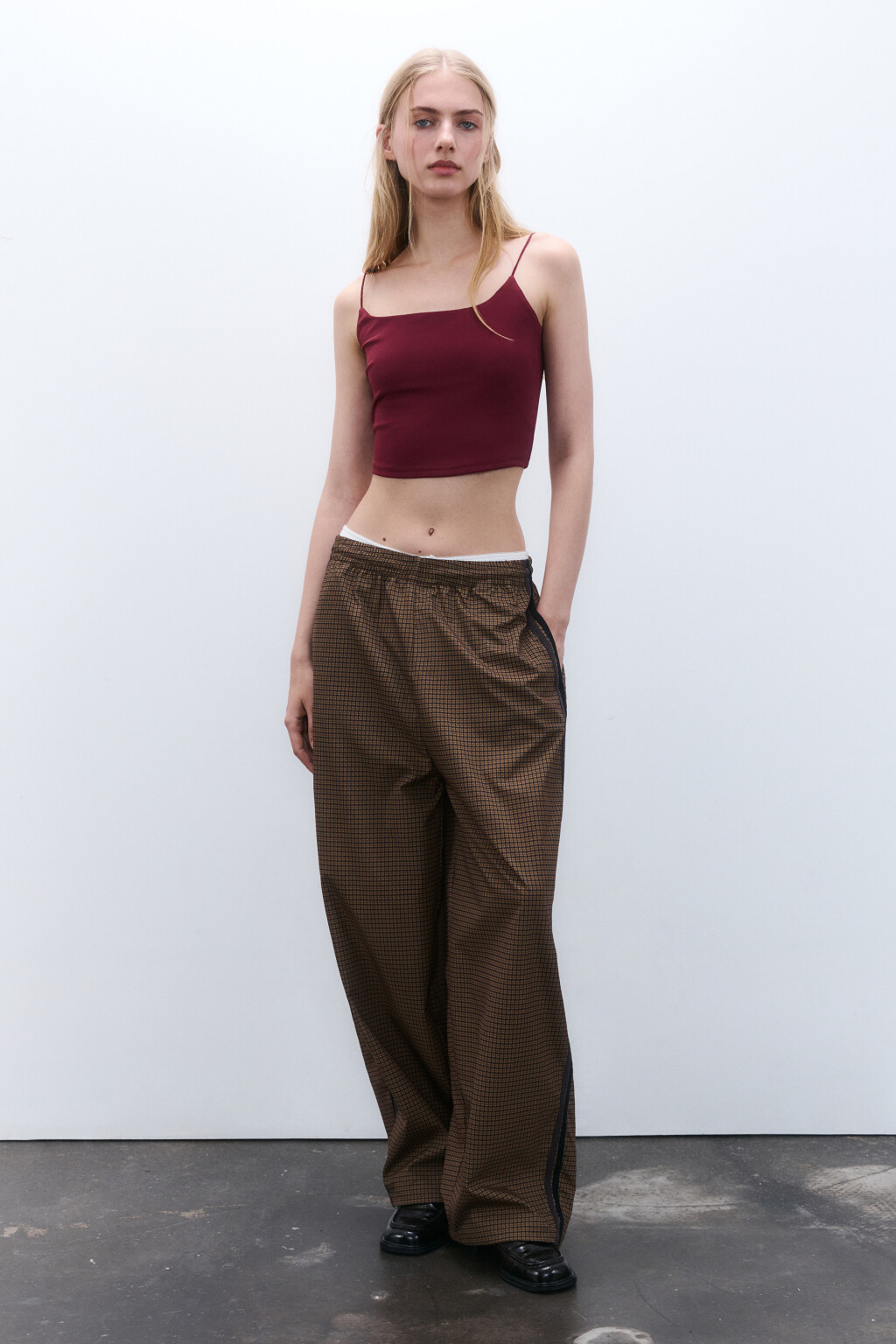 Топ-майка на тонких бретелях - цвет бордовый - 5