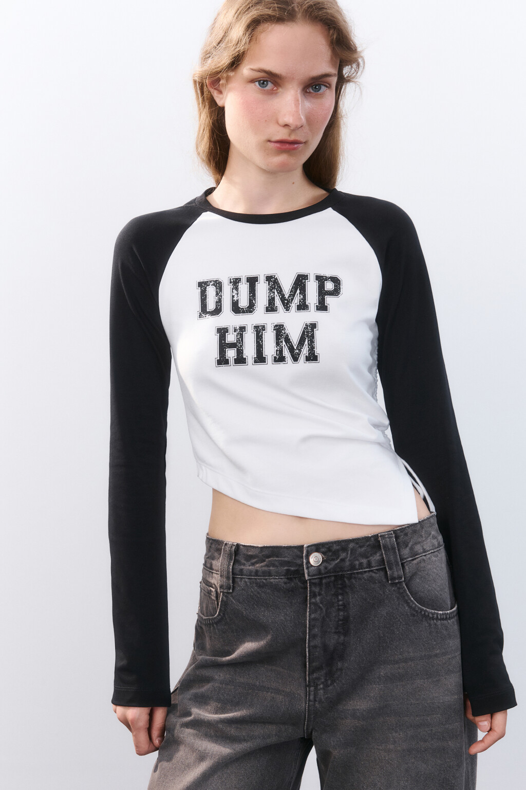 Кроп-лонгслив с принтом и драпировкой - цвет черный - 2