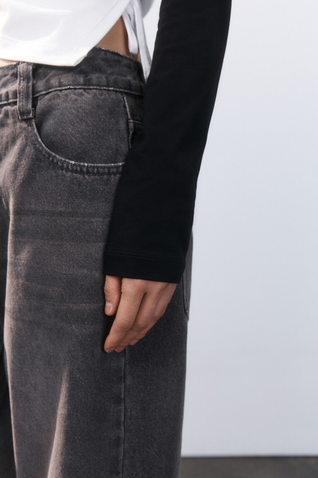 Кроп-лонгслив с принтом и драпировкой - цвет черный - 7