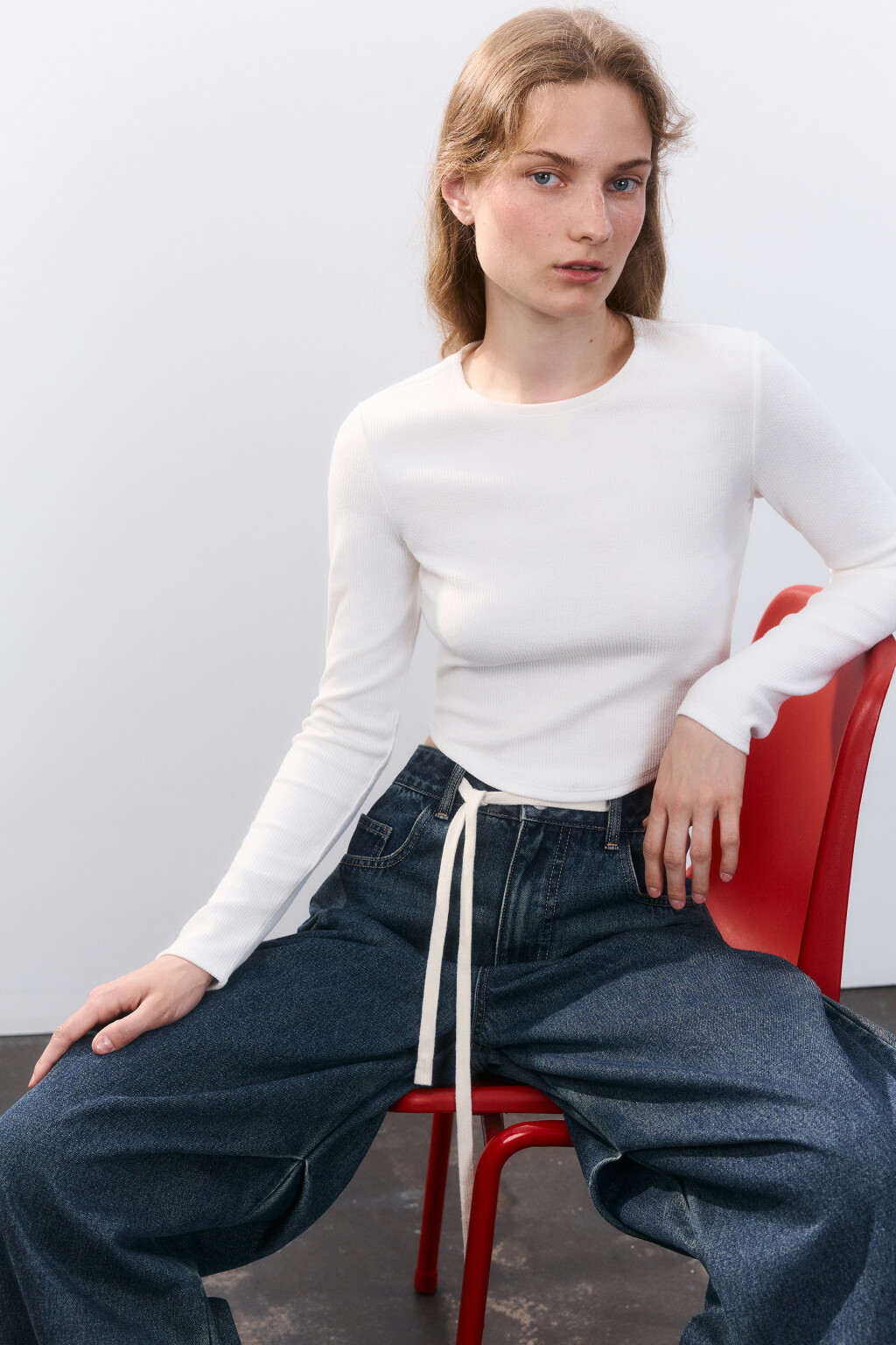 Кроп-лонгслив с фигурным низом - цвет белый - 1