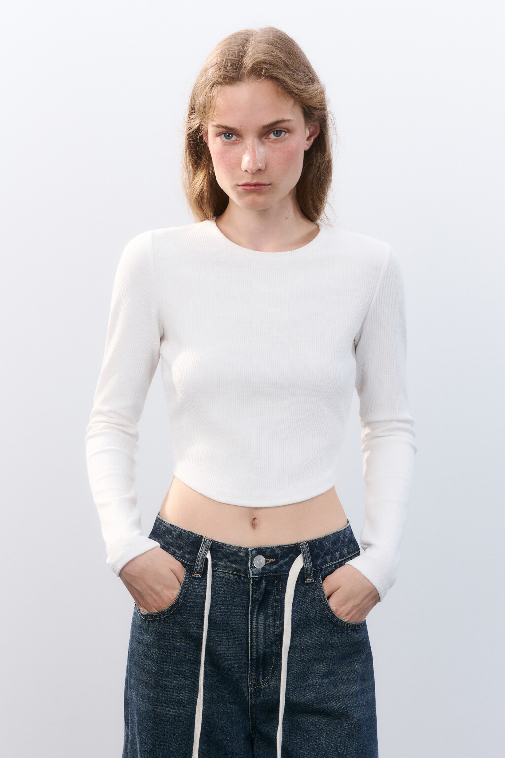 Кроп-лонгслив с фигурным низом - цвет белый - 2