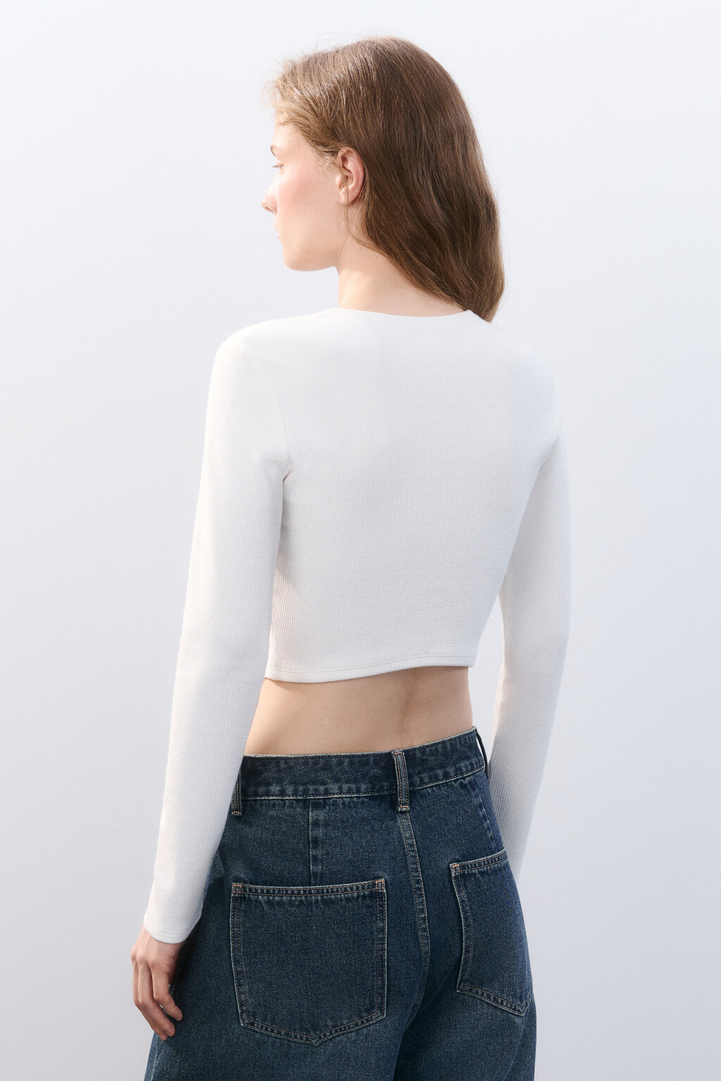 Кроп-лонгслив с фигурным низом - цвет белый - 3