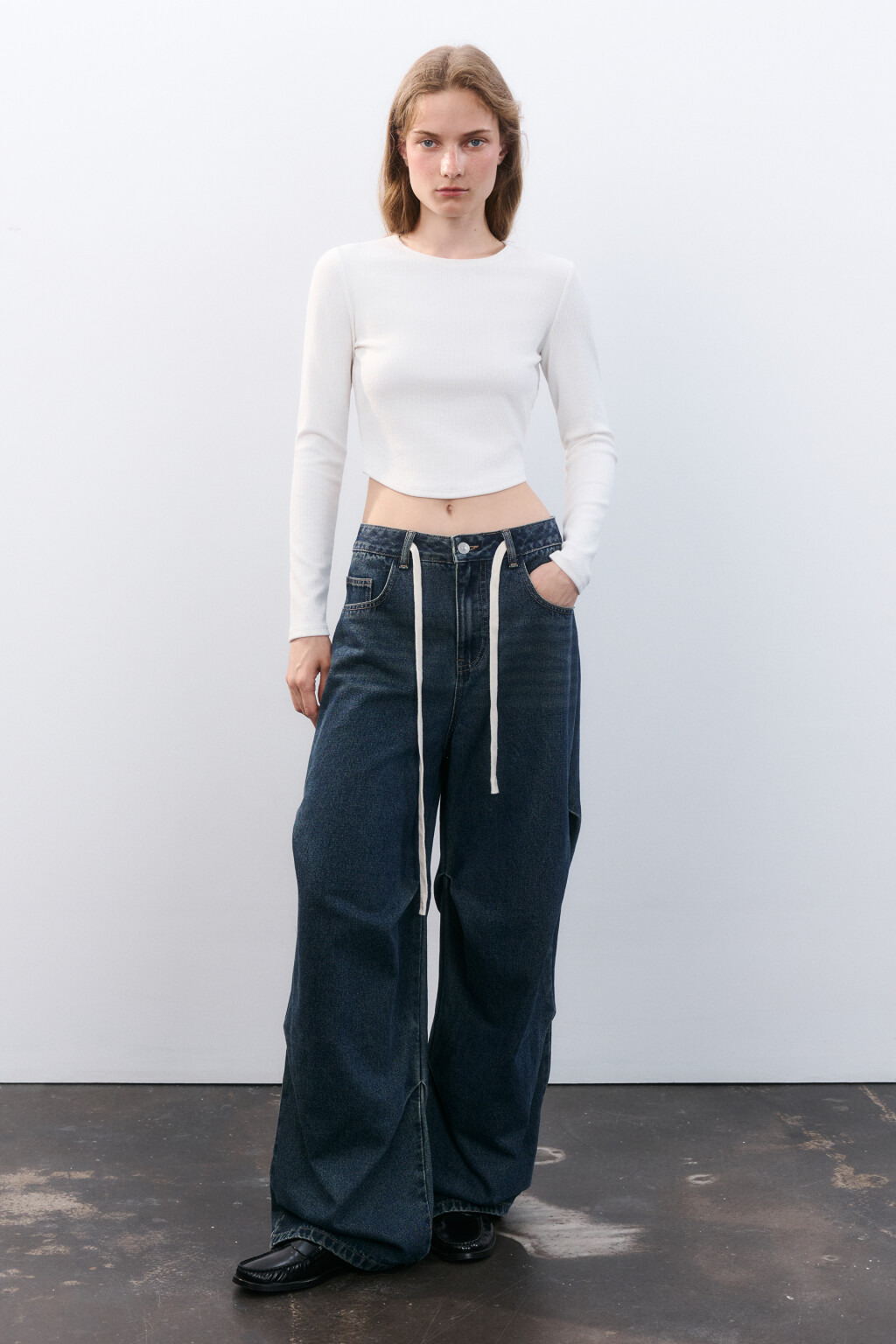 Кроп-лонгслив с фигурным низом - цвет белый - 4