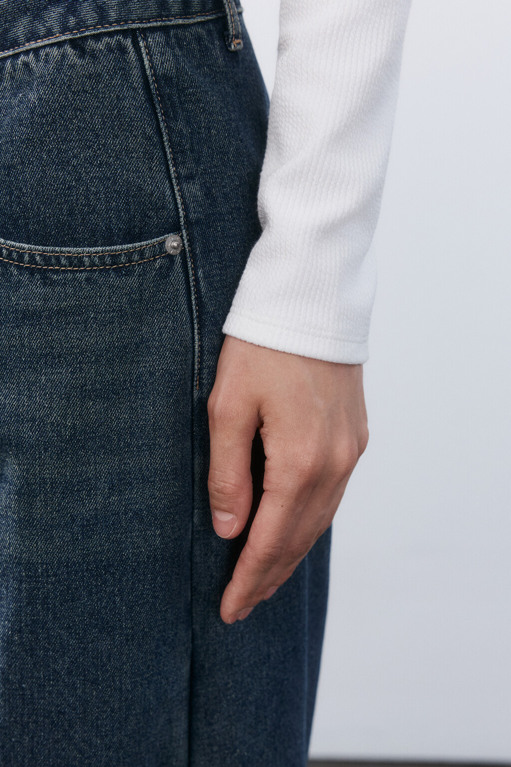 Кроп-лонгслив с фигурным низом - цвет белый - 6