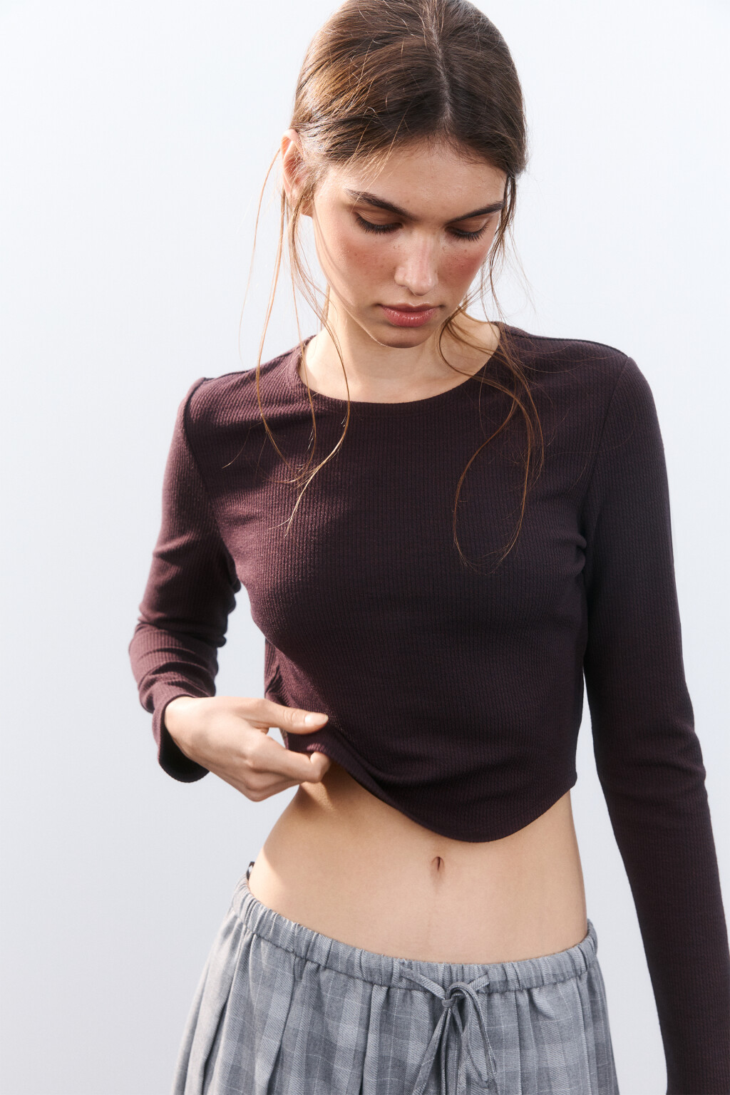 Кроп-лонгслив с фигурным низом - цвет коричневый - 1