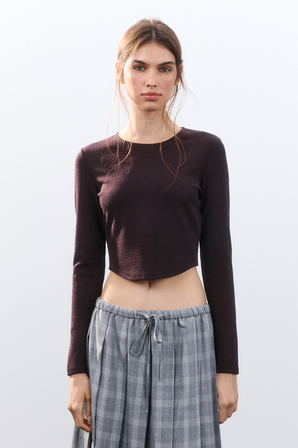 Кроп-лонгслив с фигурным низом - цвет коричневый - 2