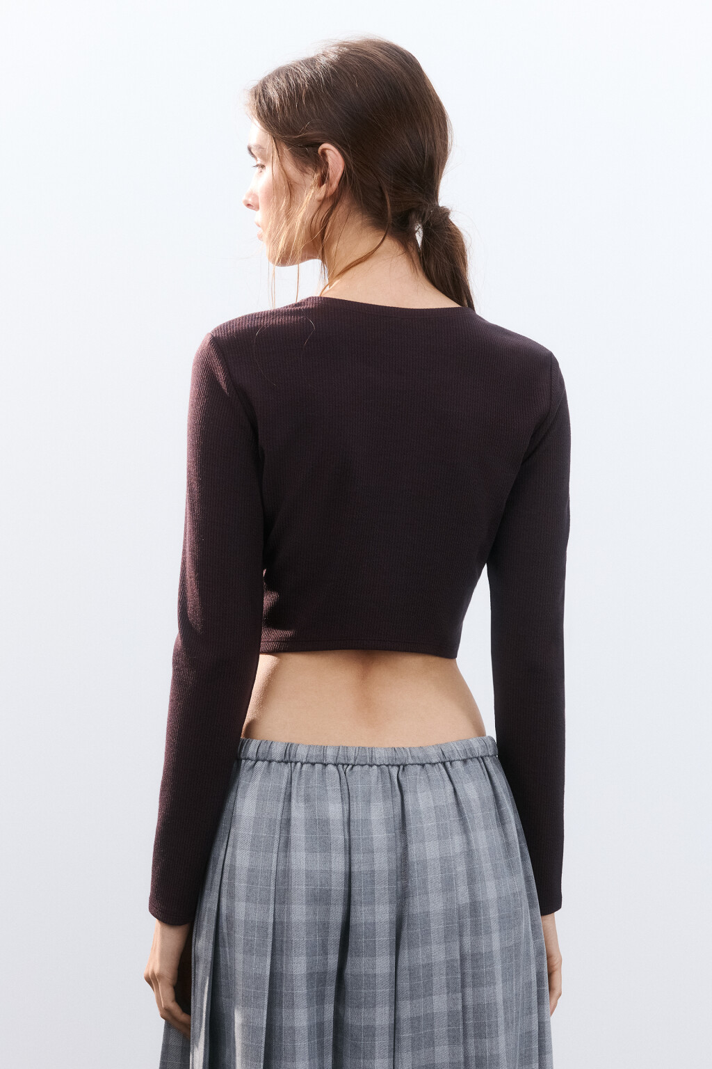 Кроп-лонгслив с фигурным низом - цвет коричневый - 3