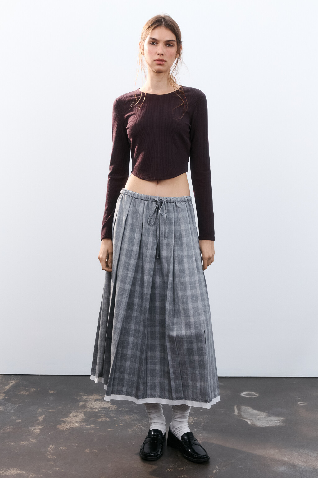 Кроп-лонгслив с фигурным низом - цвет коричневый - 4