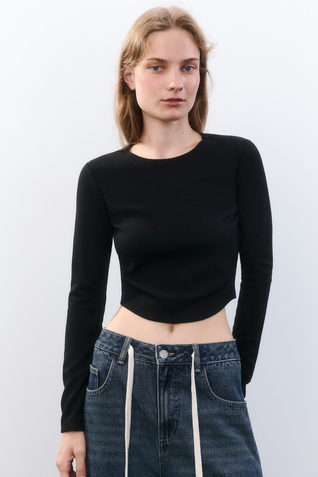 Кроп-лонгслив с фигурным низом - цвет черный - 1