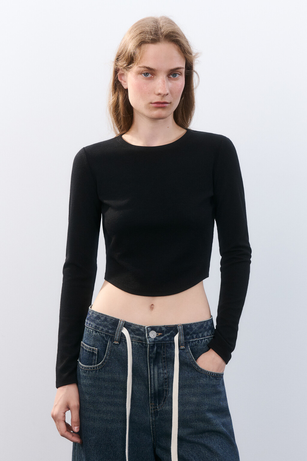 Кроп-лонгслив с фигурным низом - цвет черный - 2