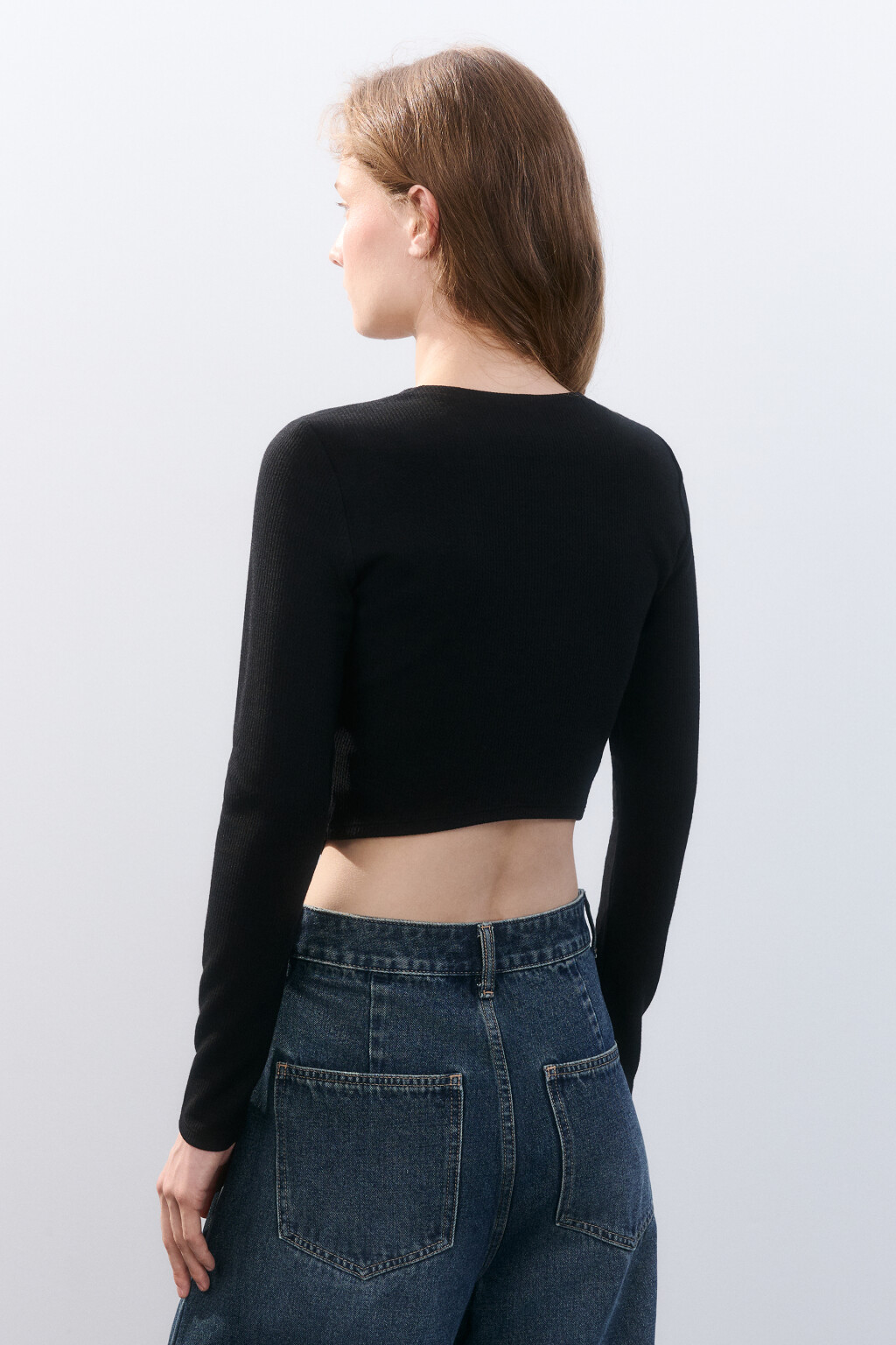 Кроп-лонгслив с фигурным низом - цвет черный - 3