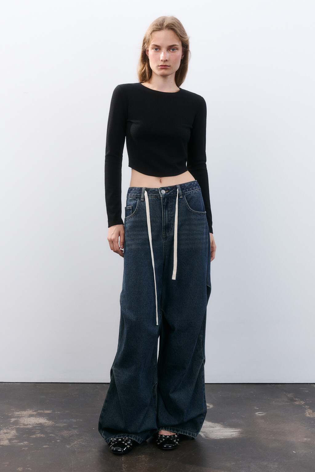 Кроп-лонгслив с фигурным низом - цвет черный - 4