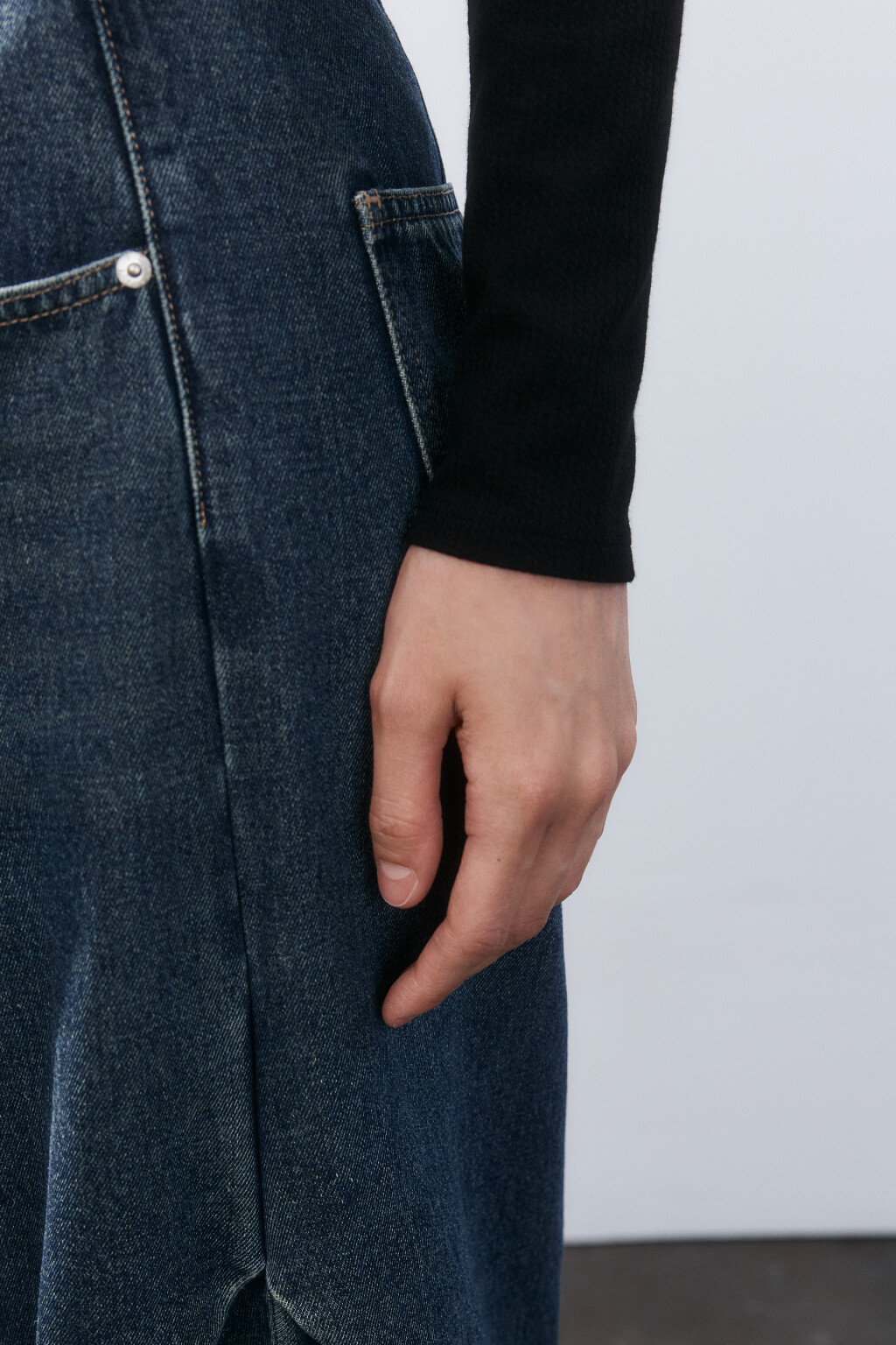 Кроп-лонгслив с фигурным низом - цвет черный - 5