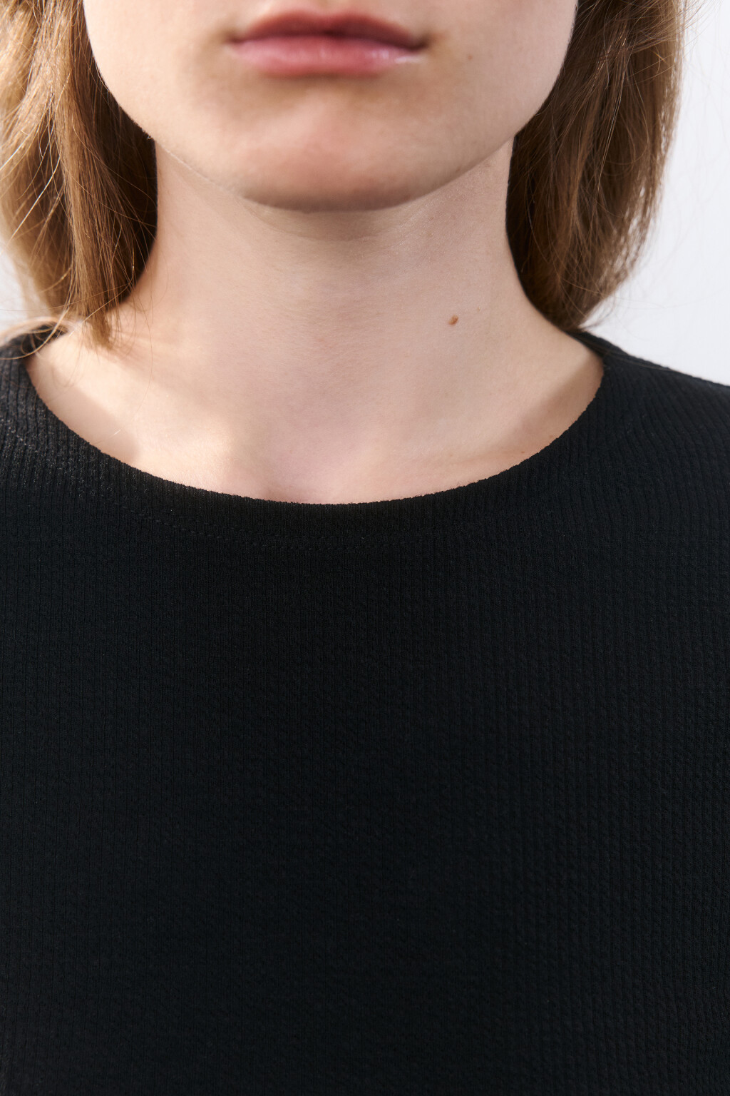 Кроп-лонгслив с фигурным низом - цвет черный - 6