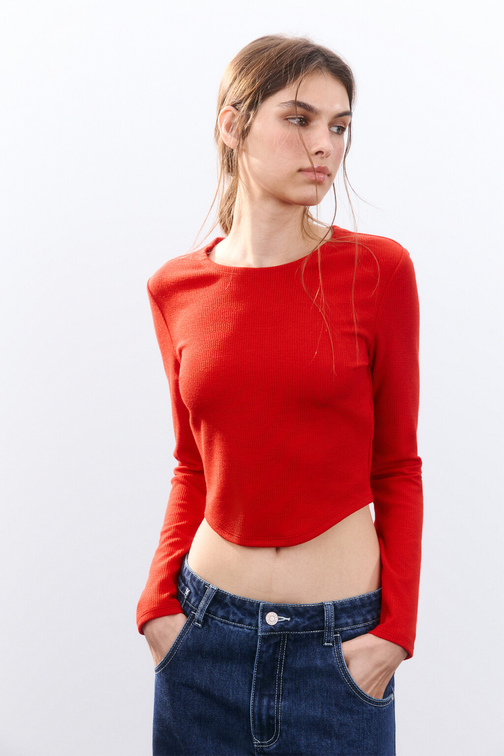 Кроп-лонгслив с фигурным низом - цвет красный - 1