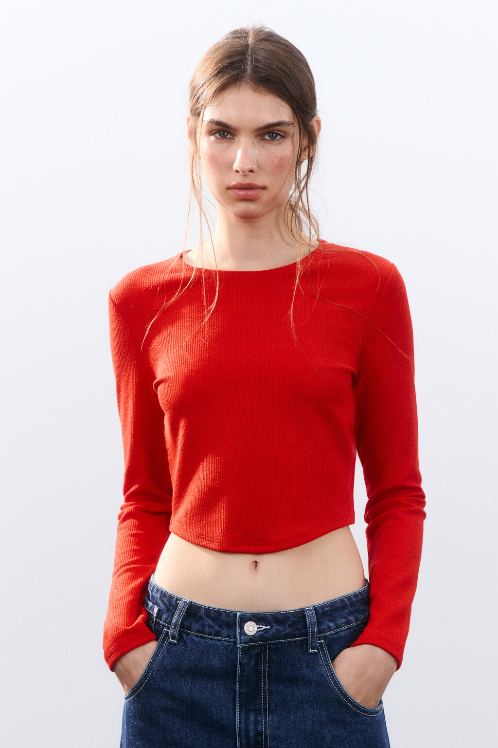 Кроп-лонгслив с фигурным низом - цвет красный - 2