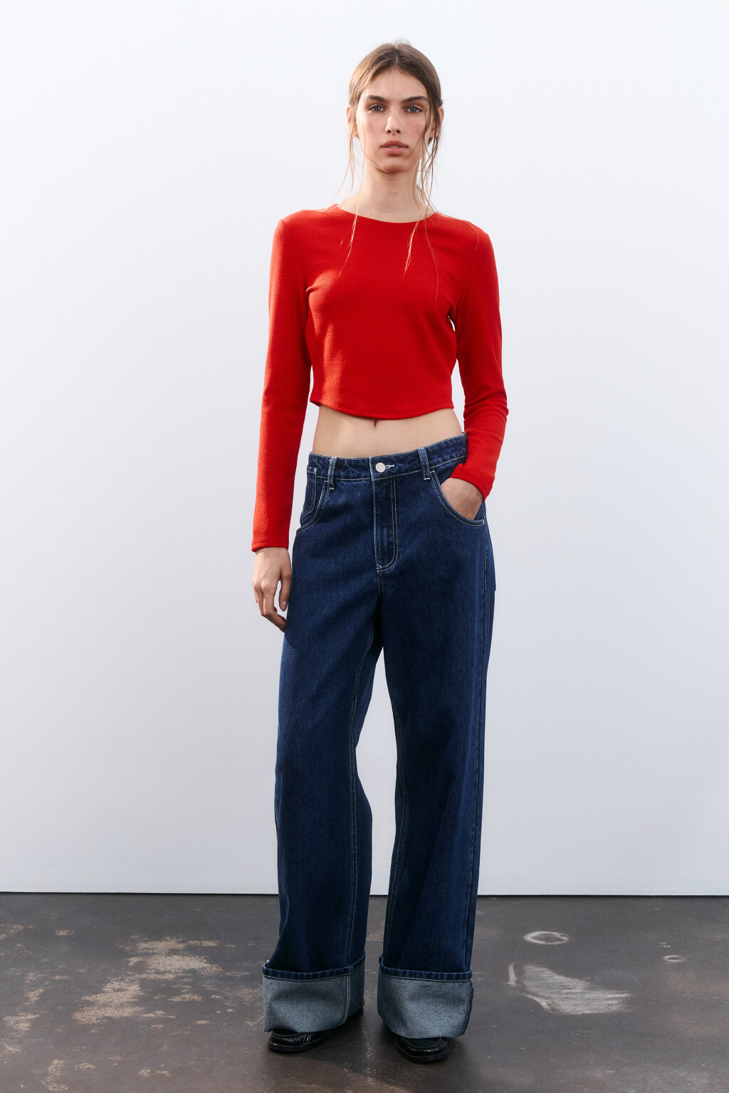 Кроп-лонгслив с фигурным низом - цвет красный - 4